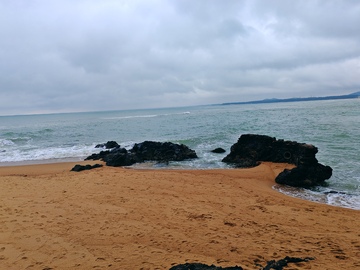 海滩岩石风景图