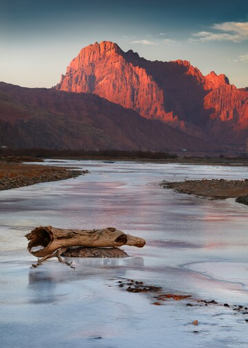 晚霞映山河流木景