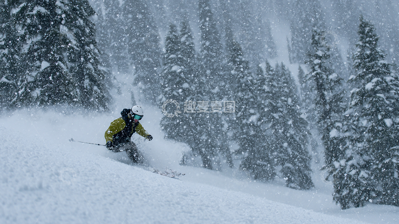 高清大图下载【趣麦麦图】雪中驰骋滑雪者