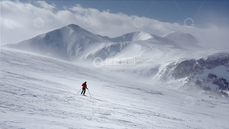 高清大图下载【趣麦麦图】雪山滑雪探险瞬间