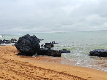 海滩岩石风景摄影图