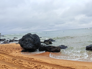 阴云海滩岩石景观