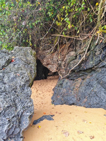 岩石沙滩洞穴自然景观