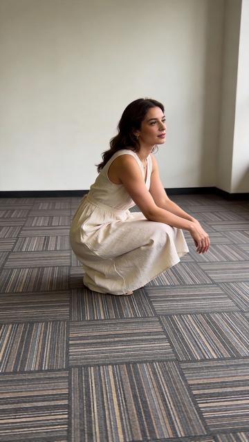 一位蹲着的女士