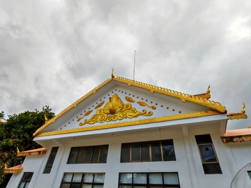 金色寺庙屋顶建筑风格