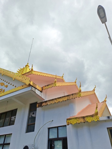 金色屋顶寺庙建筑