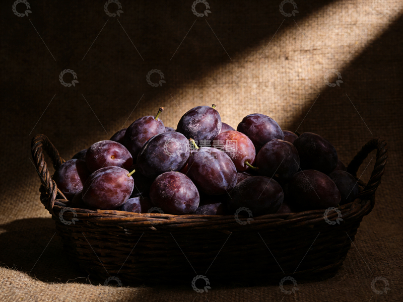 高清大图下载【趣麦麦图】暗调篮子李子静物摄影