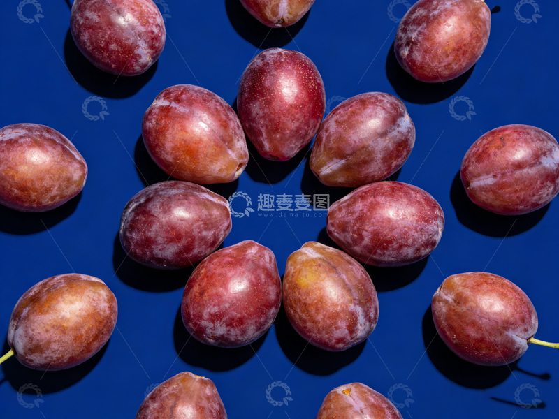 高清大图下载【趣麦麦图】蓝色背景梅子摄影