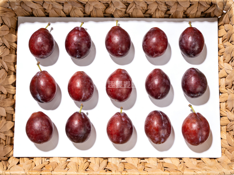 高清大图下载【趣麦麦图】整齐排列的李子摆放