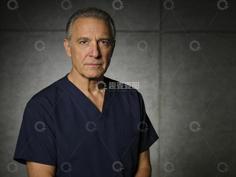 高清大图下载【趣麦麦图】严肃医生职业肖像摄影