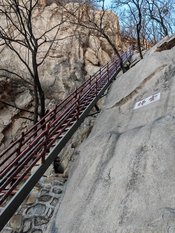 山间栈道险峻风光