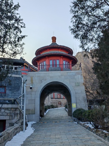 古建筑雪景石阶通道