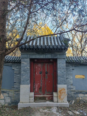 古建红门秋意浓