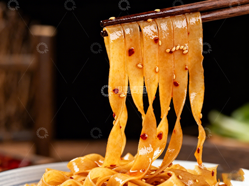 高清大图下载【趣麦麦图】筷子夹起香辣宽粉美食摄影
