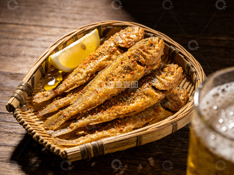 高清大图下载【趣麦麦图】竹篮烤鱼啤酒美食