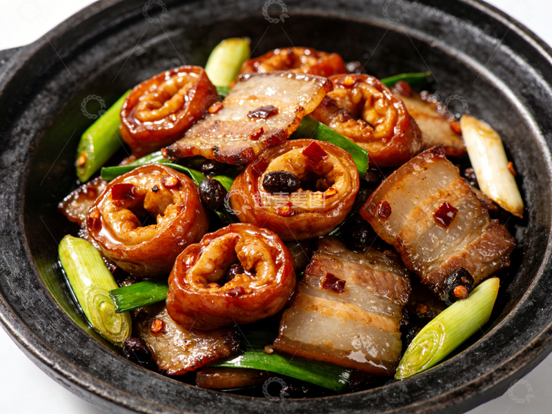 高清大图下载【趣麦麦图】砂锅肥肠美食烹饪展示
