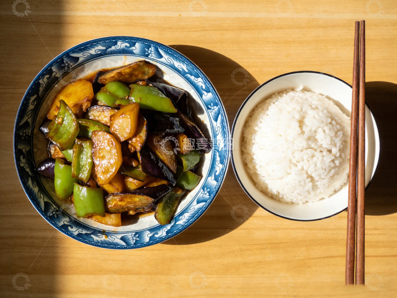高清大图下载【趣麦麦图】家常菜茄子青椒配米饭