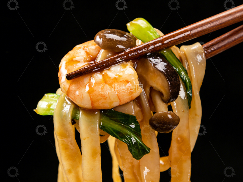 高清大图下载【趣麦麦图】筷子夹起虾仁面美食摄影