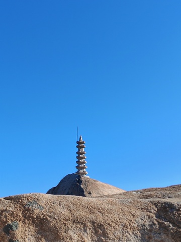 荒凉山巅石塔