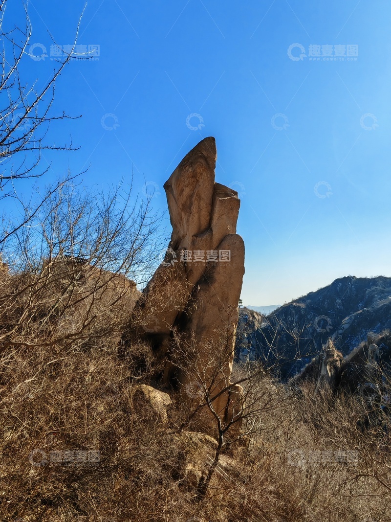 高清大图下载【趣麦麦图】山岩枯枝蓝天景观