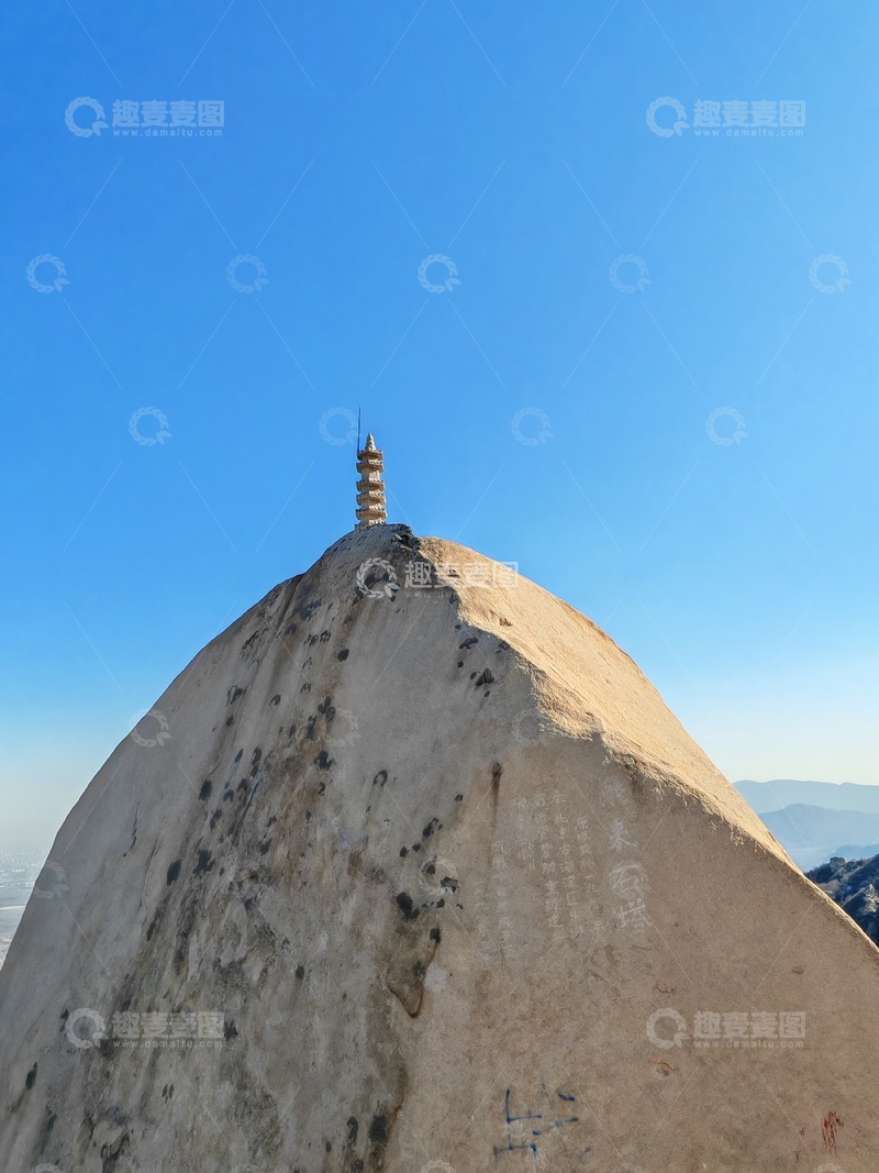 高清大图下载【趣麦麦图】山顶宝塔蓝天景