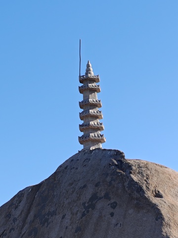 山巅白塔映蓝天