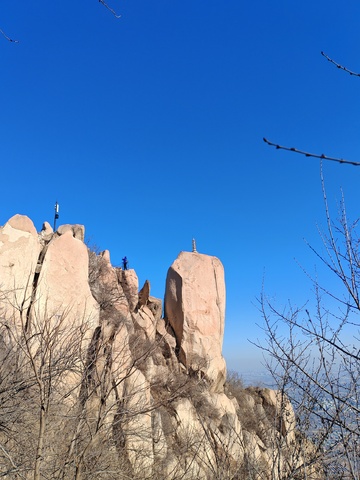 峭壁攀岩者蓝天背景