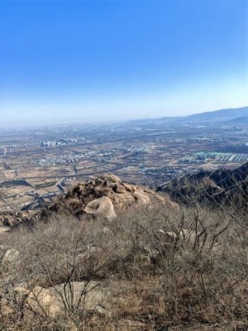 山巅远眺城市风光