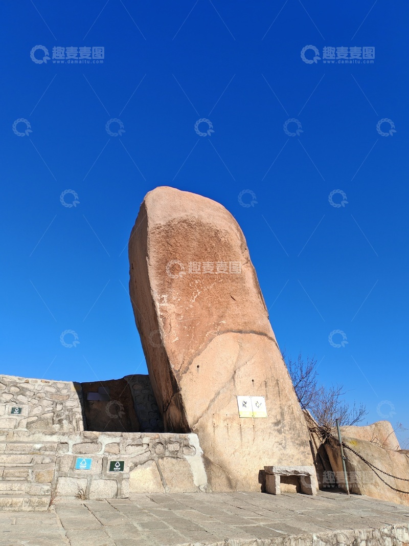 高清大图下载【趣麦麦图】巨石立蓝天古迹显威严