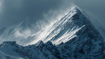冰封巍峨雪山的绝美奇观
