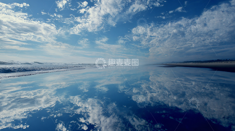 高清大图下载【趣麦麦图】云霄倒影下的海面奇观