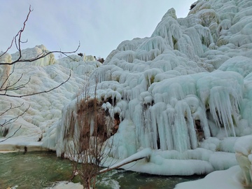 冰雪覆盖山崖风景摄影图片
