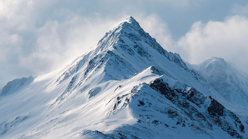 冰封巍峨雪山的寂静王者