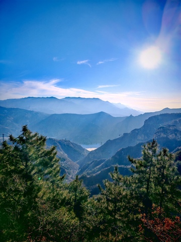 群山叠翠阳光照耀