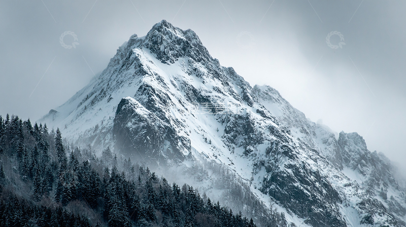高清大图下载【趣麦麦图】雾气缭绕的雪山奇景