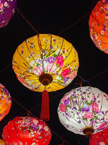 五彩纸灯笼节庆装饰