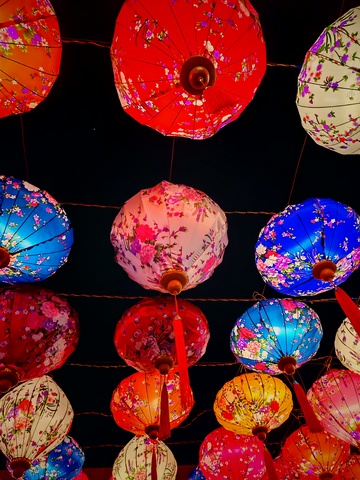 五彩纸灯笼装饰节庆场景