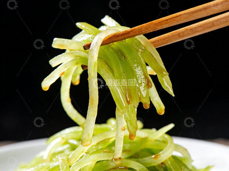 高清大图下载【趣麦麦图】筷子夹莴笋丝