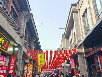 古城红灯笼商业街景象