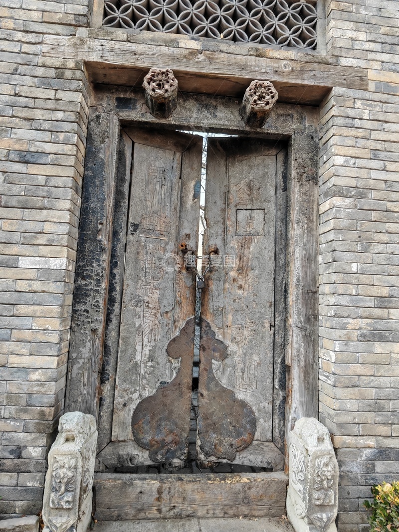 高清大图下载【趣麦麦图】古木门上的琵琶印记