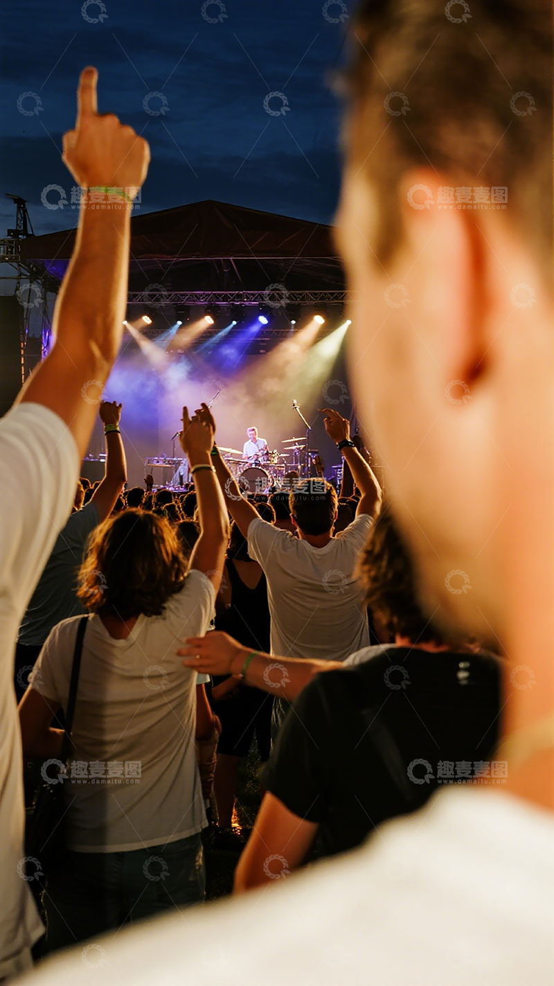 高清大图下载【趣麦麦图】音乐节现场观众欢呼摄影图片