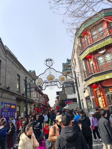 古城热闹街景人潮汹涌