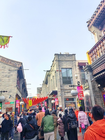 古城街区热闹景象