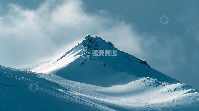 高清大图下载【趣麦麦图】-极光之巅：雪山的神秘之舞