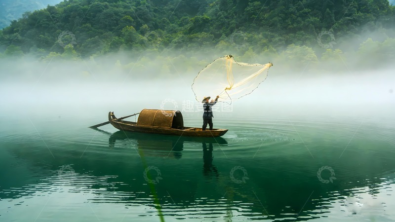 高清大图下载【趣麦麦图】一叶小舟上撒网的渔民