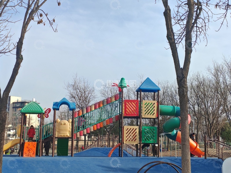 高清大图下载【趣麦麦图】儿童游乐场色彩缤纷设施图