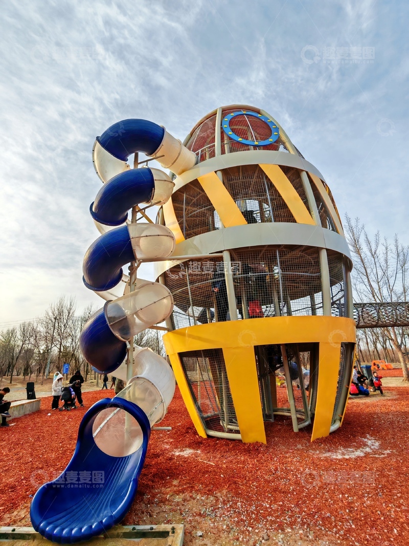 高清大图下载【趣麦麦图】儿童游乐设施圆塔滑梯