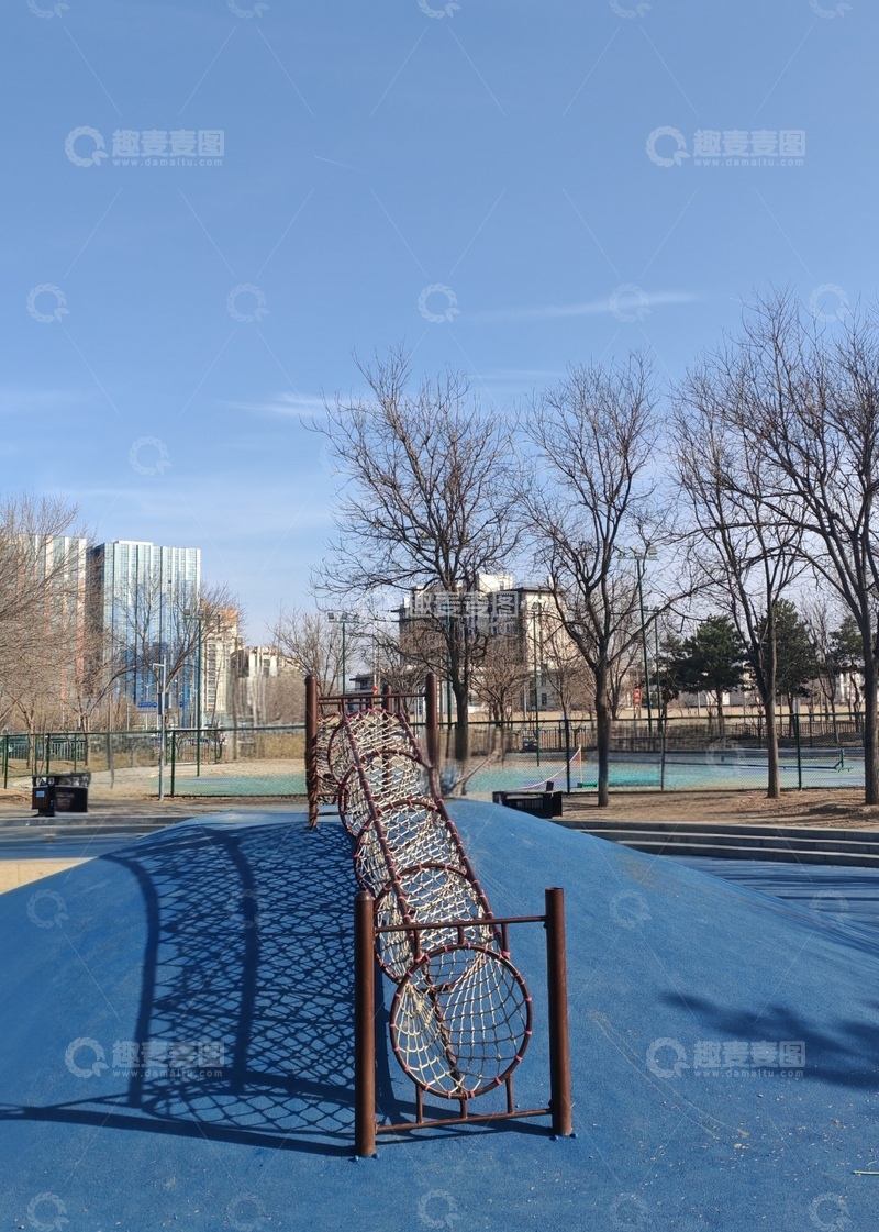 高清大图下载【趣麦麦图】-冬日公园健身器材风景