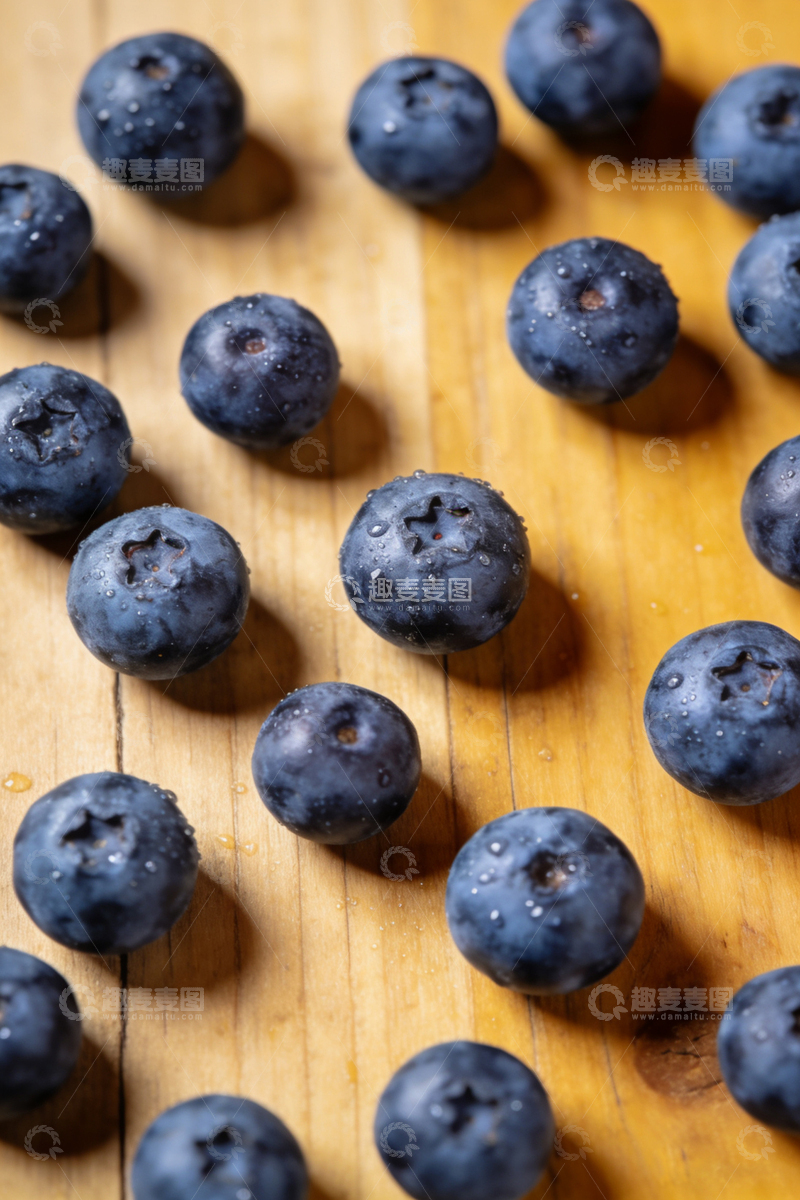 高清大图下载【趣麦麦图】木质桌面蓝莓特写摄影图