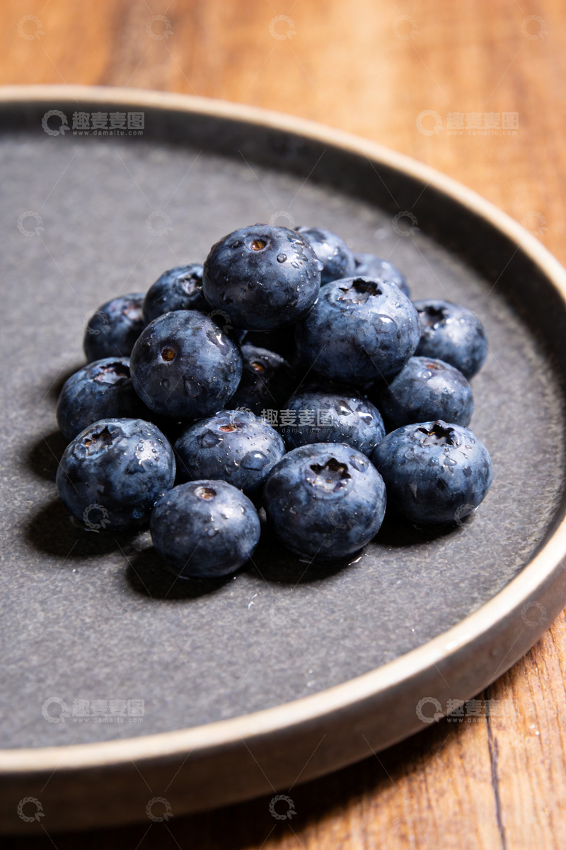 高清大图下载【趣麦麦图】简约盘蓝莓美食摄影